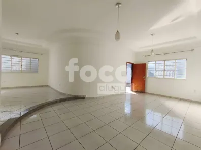 Casa com 3 Quartos para alugar, 220m² no Cidade Jardim, Uberlândia