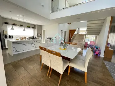 Sobrado com 3 Quartos à venda, 298m² no Piracangaguá, Taubaté
