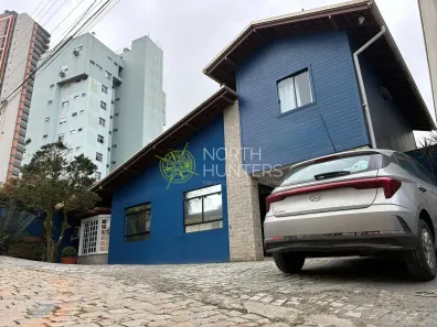 Casa com 3 Quartos à venda, 400m² no Atiradores, Joinville
