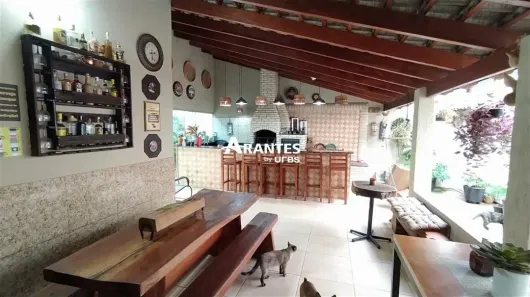 Casa com 5 Quartos à venda, 330m² no São Jorge, Uberlândia