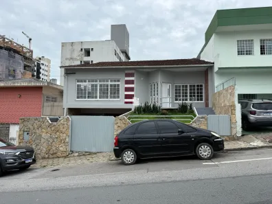 Casa com 2 Quartos para alugar, 300m² no Centro, Florianópolis