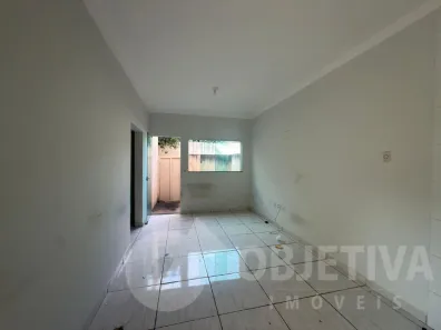 Casa com 2 Quartos para alugar, 80m² no Shopping Park, Uberlândia