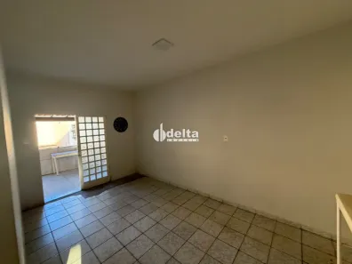 Casa com 3 Quartos para alugar, 114m² no Segismundo Pereira, Uberlândia