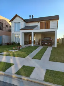Casa de Condomínio com 3 Quartos à venda, 275m² no Laranjal, Pelotas