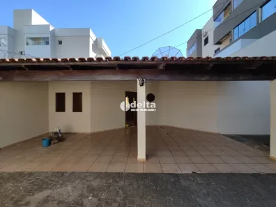 Casa com 3 Quartos para alugar, 250m² no Santa Mônica, Uberlândia