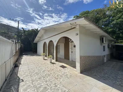 Casa com 3 Quartos à venda, 300m² no Itacorubi, Florianópolis