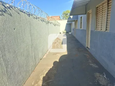 Casa com 2 Quartos para alugar, 75m² no Lagoinha, Uberlândia