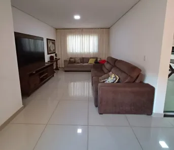 Sobrado com 4 Quartos à venda, 390m² no Jardim Karaíba, Uberlândia