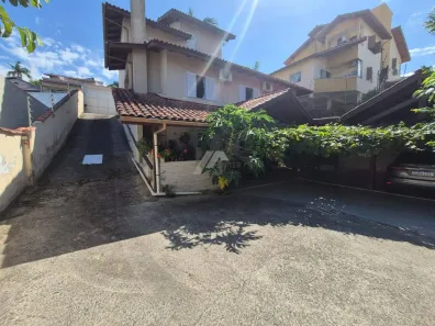 Casa com 3 Quartos para alugar, 235m² no Trindade, Florianópolis