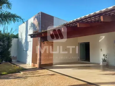 Casa de Condomínio com 3 Quartos para alugar, 230m² no Minas Gerais, Uberlândia