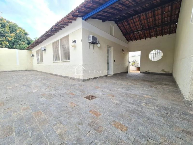 Casa com 3 quartos — Santa Mônica, Belo Horizonte