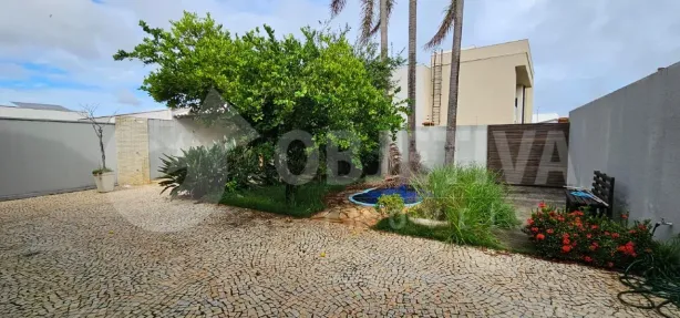 Casa de Condomínio com 3 Quartos para alugar, 220m² no Aclimação, Uberlândia