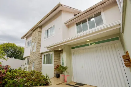 Sobrado com 4 Quartos à venda, 400m² no Uberaba, Curitiba