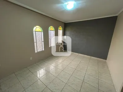 Casa com 3 Quartos para alugar, 180m² no Presidente Roosevelt, Uberlândia