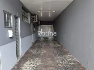 Apartamento com 3 Quartos para alugar, 200m² no Umuarama, Uberlândia