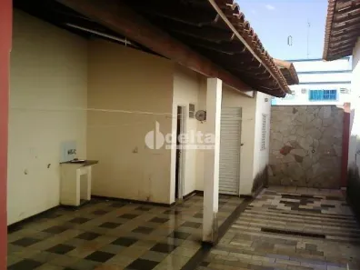 Casa com 3 Quartos à venda, 245m² no Santa Mônica, Uberlândia