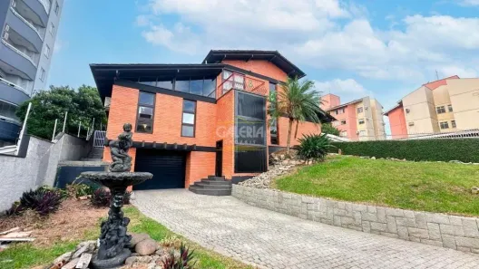 Casa com 3 Quartos para alugar, 269m² no Floresta, Joinville