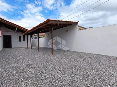 Casa com 2 Quartos para alugar, 80m² no Carianos, Florianópolis