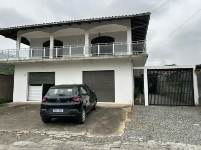 Sobrado com 4 Quartos à venda, 350m² no Iririú, Joinville