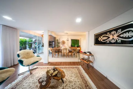 Casa com 4 Quartos para alugar, 250m² no Campo Comprido, Curitiba