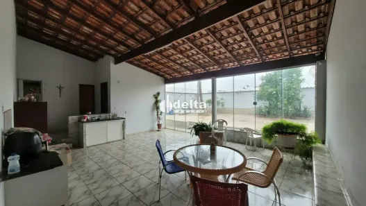 Casa com 2 Quartos à venda, 183m² no Jardim Patrícia, Uberlândia