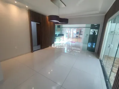 Casa com 3 Quartos para alugar, 286m² no Cidade Jardim, Uberlândia