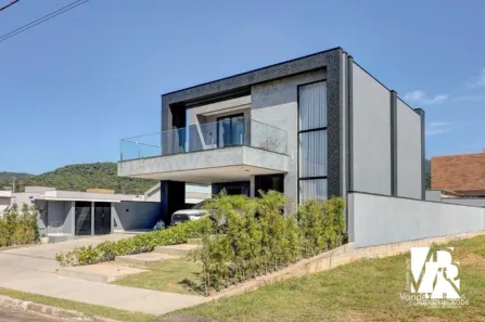Casa de Condomínio com 3 Quartos para alugar, 280m² no Santa Regina, Camboriú