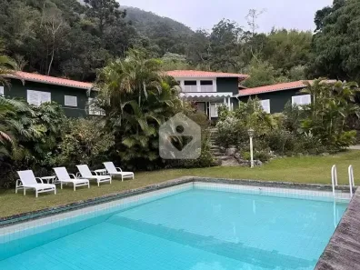 Casa com 7 Quartos à venda, 590m² no Quarteirão Brasileiro, Petrópolis