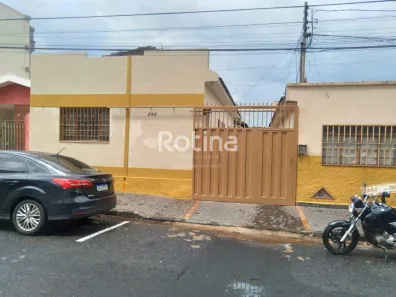 Casa com 3 Quartos para alugar, 84m² no Centro, Uberlândia