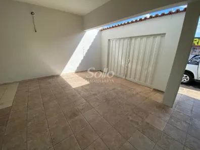 Casa com 3 Quartos para alugar, 158m² no Osvaldo Rezende, Uberlândia