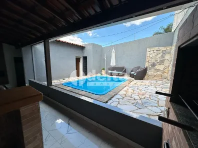 Casa com 2 Quartos à venda, 174m² no Cidade Jardim, Uberlândia