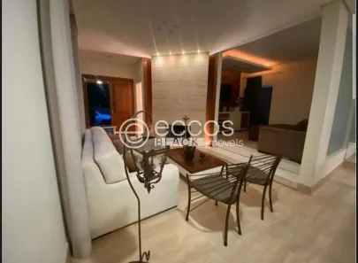 Casa de Condomínio com 3 Quartos à venda, 250m² no Aclimação, Uberlândia
