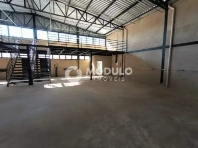 Galpão/Depósito/Armazém para alugar, 220m² no Novo Mundo, Uberlândia