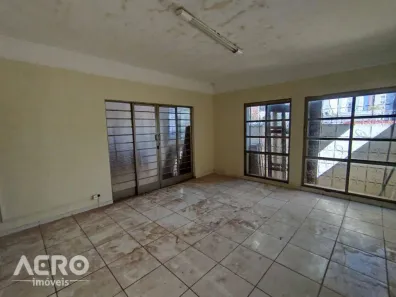 Casa com 4 Quartos para alugar, 220m² no Jardim Paulista, Bauru