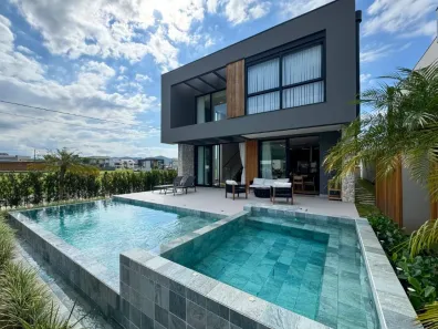 Casa de Condomínio com 4 Quartos à venda, 400m² no Santa Regina, Camboriú