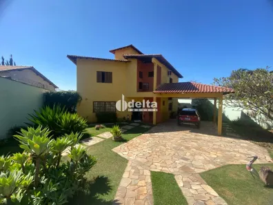 Casa com 3 Quartos à venda, 316m² no Cidade Jardim, Uberlândia
