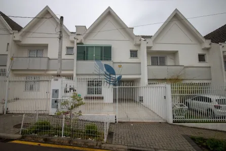 Sobrado com 3 Quartos para alugar, 106m² no Uberaba, Curitiba
