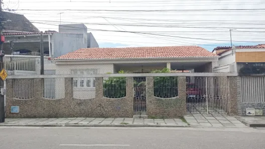 Casa com 7 Quartos à venda, 429m² no Parque Araxá, Fortaleza