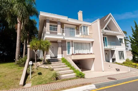 Casa com 4 Quartos para alugar, 270m² no Orleans, Curitiba