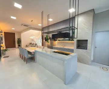 Sobrado com 3 Quartos à venda, 215m² no Granja Marileusa, Uberlândia
