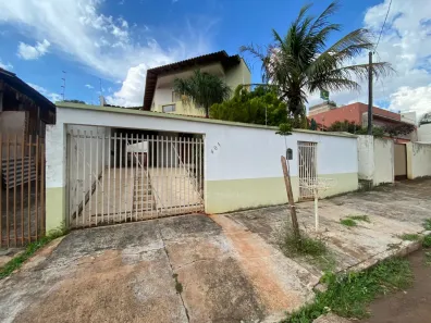 Casa com 3 Quartos para alugar, 290m² no Maringá, Londrina