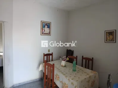 Casa com 2 Quartos à venda, 200m² no Centro, Montes Claros