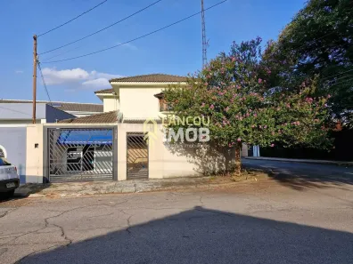 Sobrado com 9 Quartos à venda, 240m² no Jardim Cica, Jundiaí