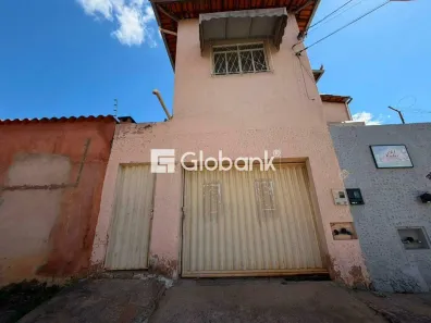 Casa com 4 Quartos para alugar, 110m² no Monte Carmelo, Montes Claros