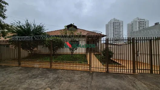 Casa com 4 Quartos para alugar, 263m² no Vila Siam, Londrina
