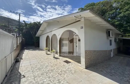 Casa com 3 Quartos à venda, 300m² no Itacorubi, Florianópolis