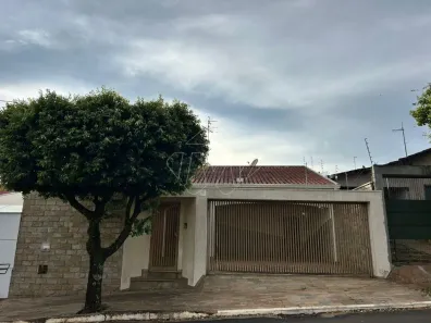 Casa com 3 Quartos para alugar, 243m² no Jardim Santa Angelina, Araraquara
