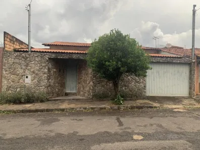 Casa com 3 Quartos à venda, 180m² no Santa Mônica, Uberlândia