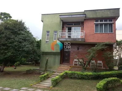 Casa com 4 Quartos para alugar, 219m² no Essolandia, Nova Iguaçu