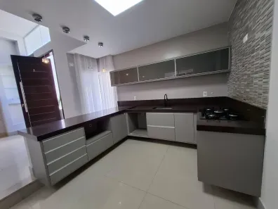Casa de Condomínio com 3 Quartos para alugar, 240m² no Lagoa, Macaé